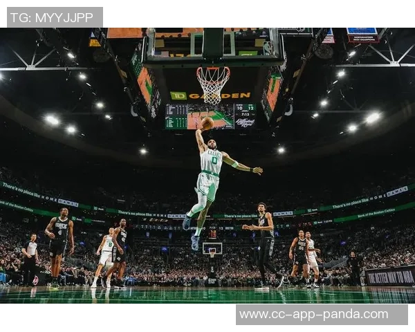 文班达成生涯300记三分球创NBA历史纪录成为2米13以上球员最快者