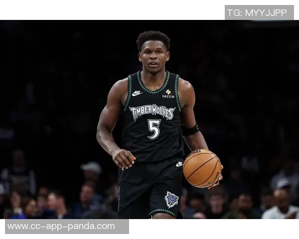 爱德华兹半场表现出色9投6中砍下15分三分球完美命中助力球队奋勇争先